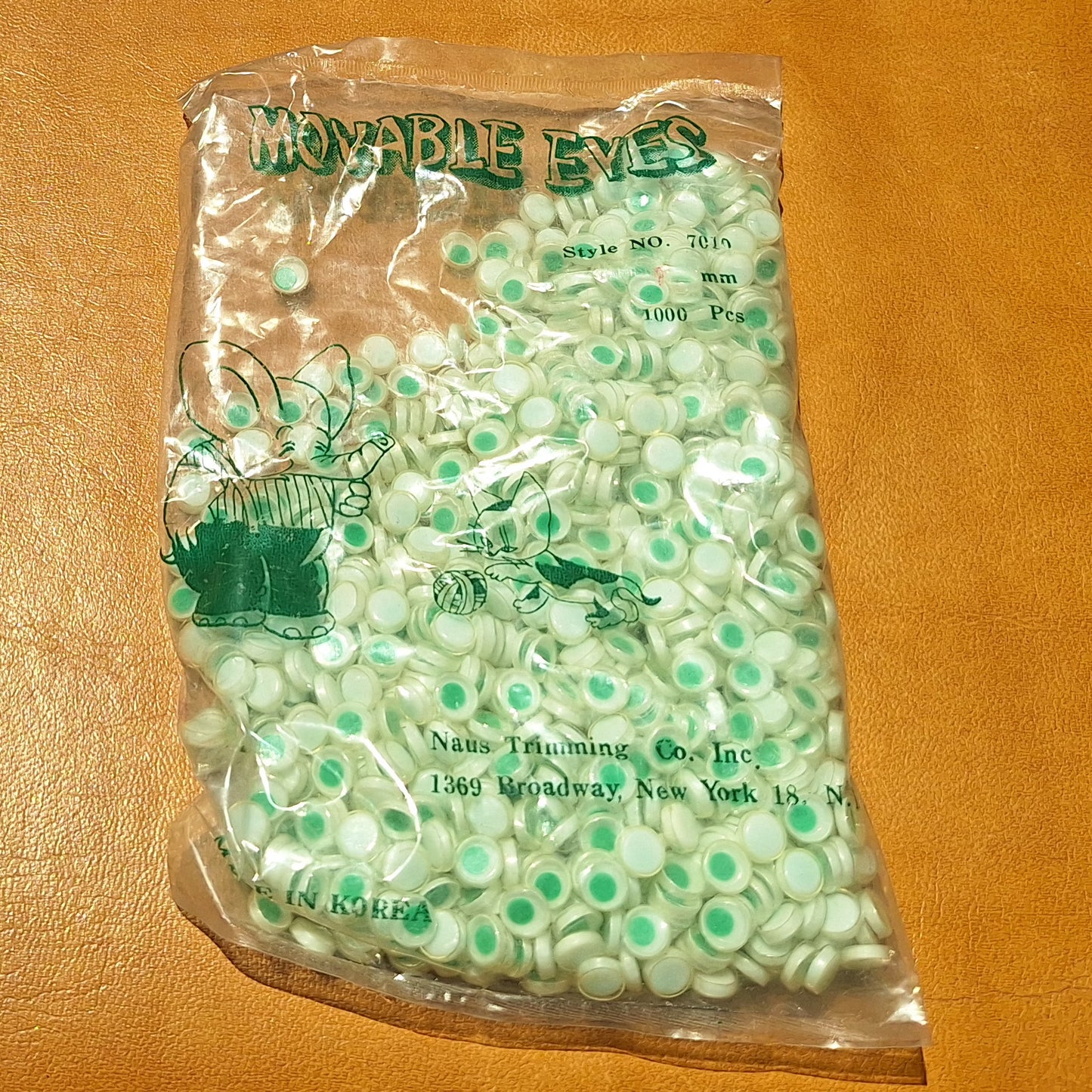 Bag of 1000 7mm plastic moveable flat back eyes with green pupils, made in Korea.
