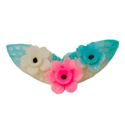 v-shaped plastic flatback with red white and blue flowers and a lattice design