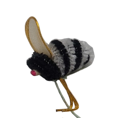 White and black chenille bee on wire with nylon wings and pep eyes, 11×21 mm.