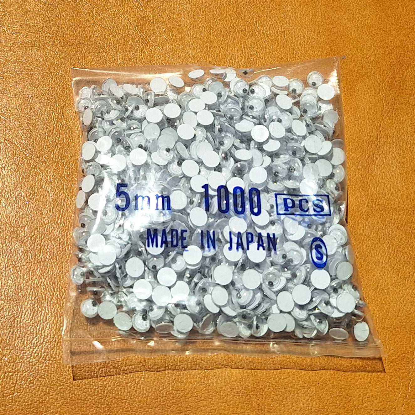 Bag of 1000 5mm flat back plastic eyes with ball pupil from Japan.