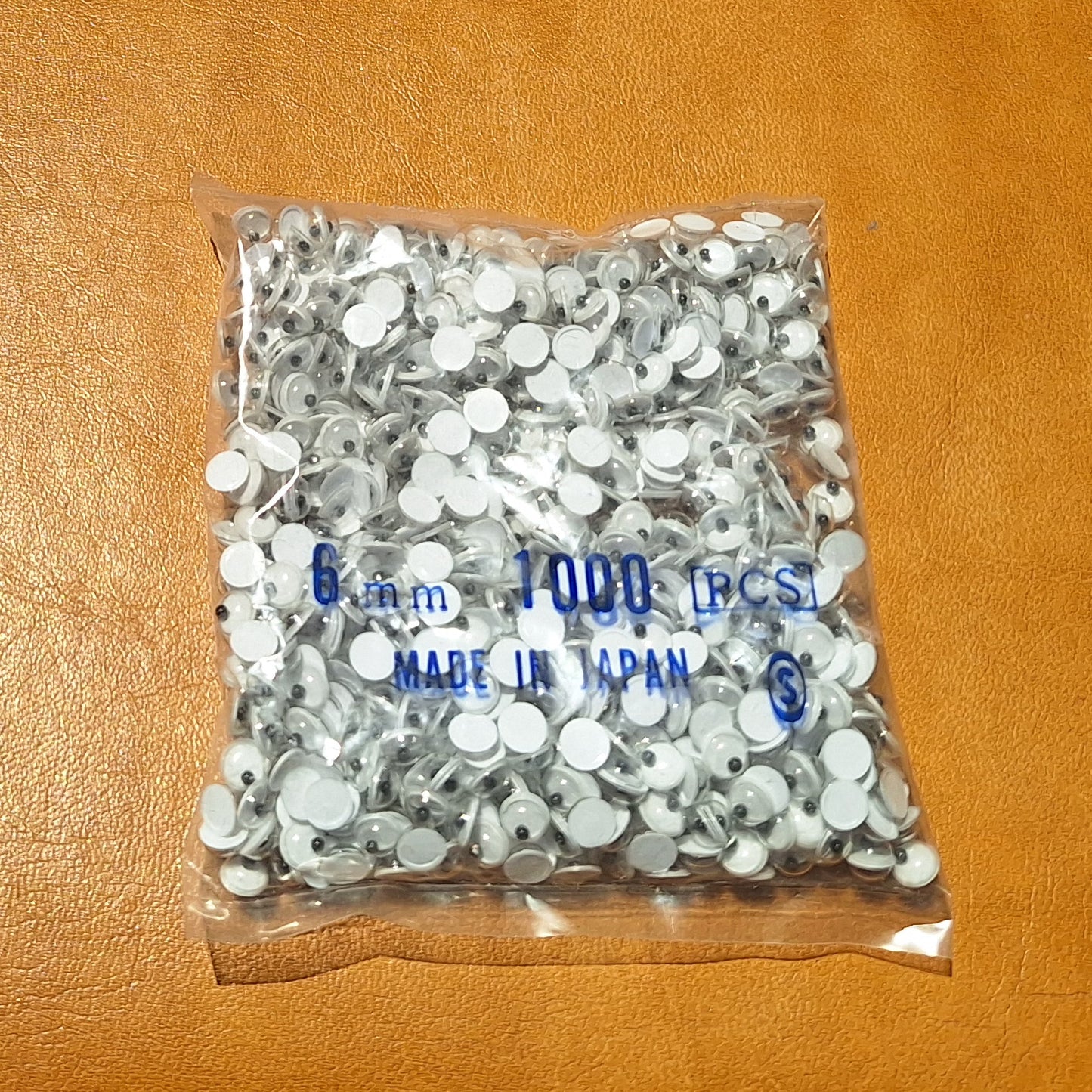 Bag of 1000 6mm flat back plastic eyes with ball pupil from Japan.
