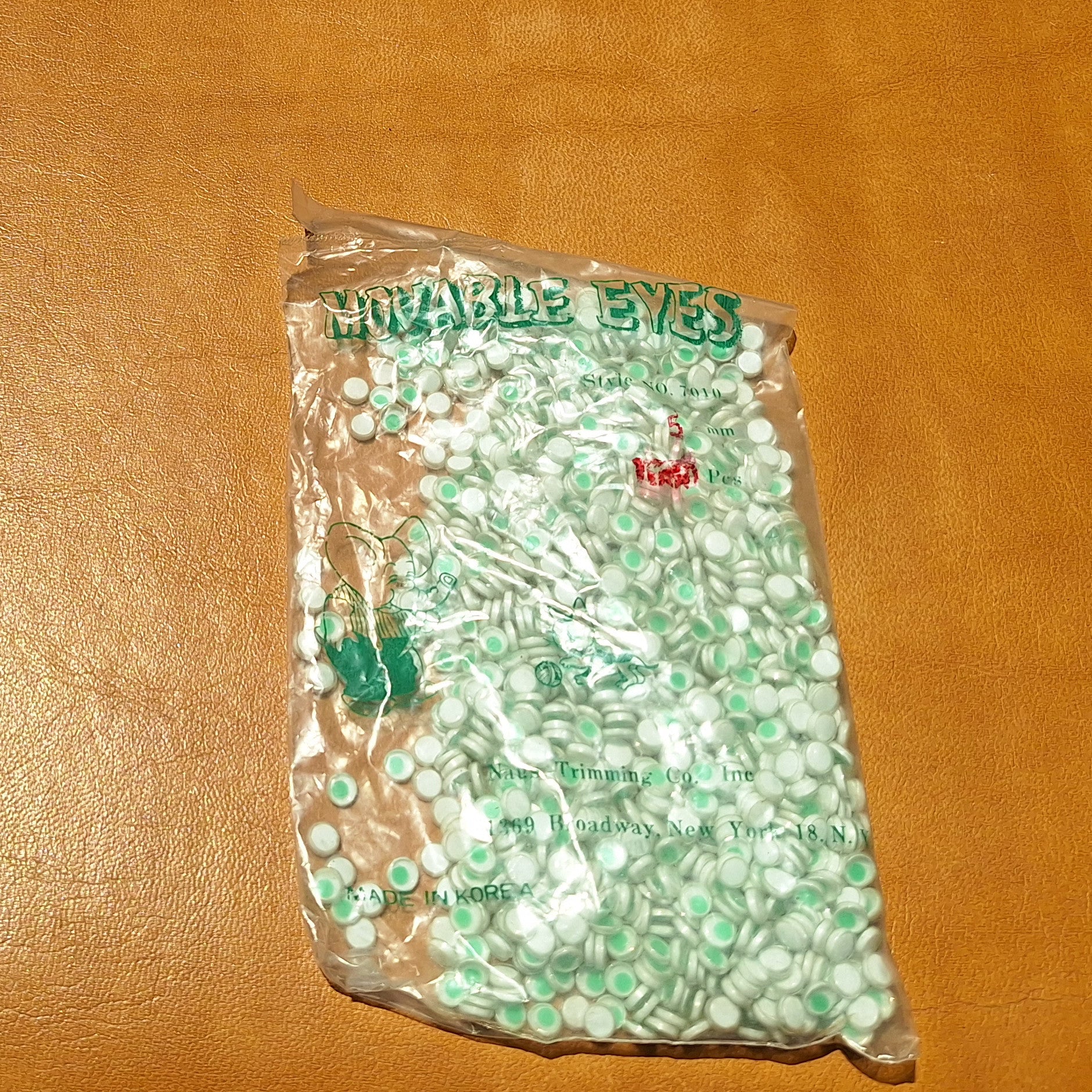 Bag of 1000 5mm plastic moveable flat back eyes with green pupils, made in Korea.