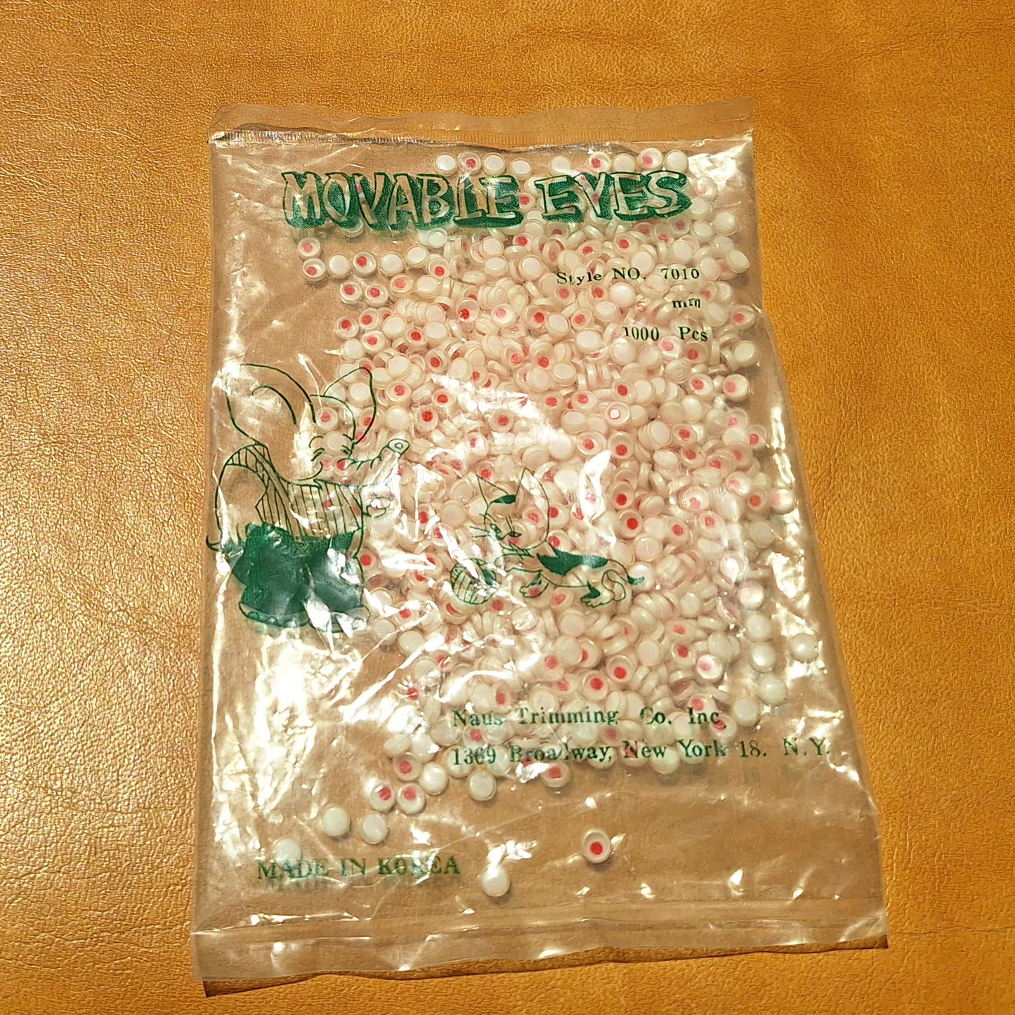 Bag of 1000 5mm plastic moveable flat back eyes with red pupils, made in Korea.